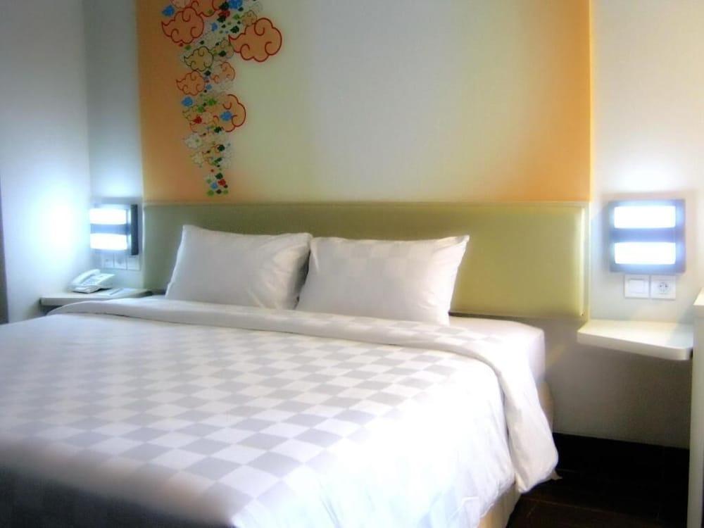 Cordela Hotel Сиребон Екстериор снимка