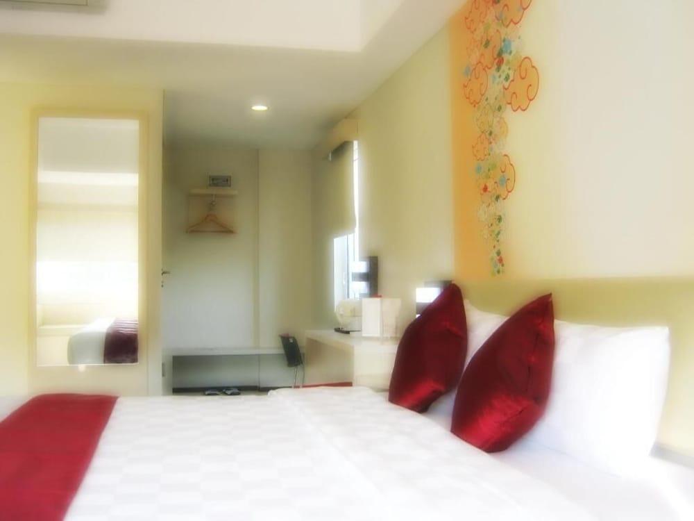 Cordela Hotel Сиребон Екстериор снимка