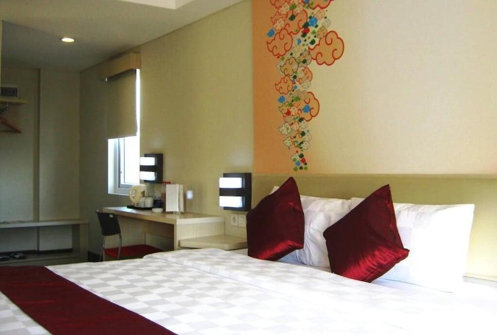 Cordela Hotel Сиребон Екстериор снимка